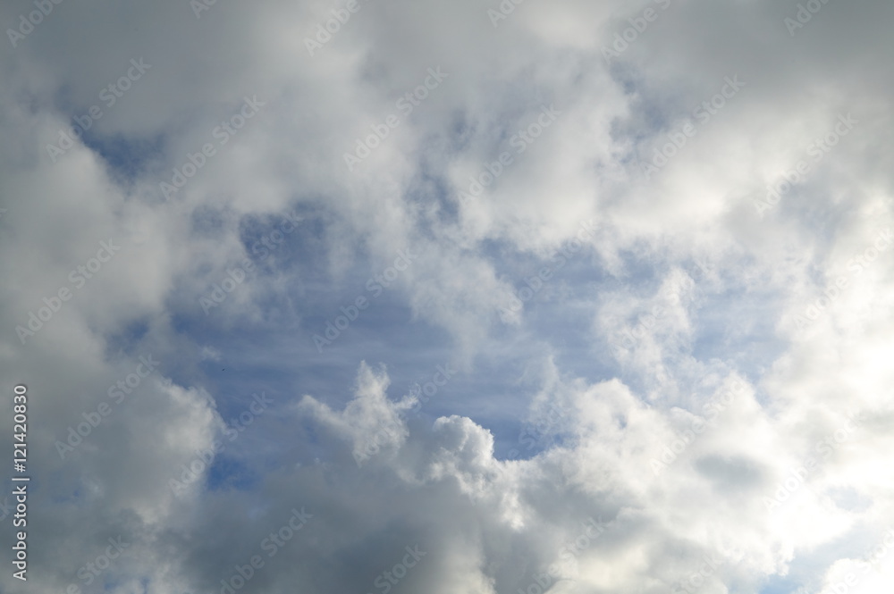 雲間にのぞき見る青空