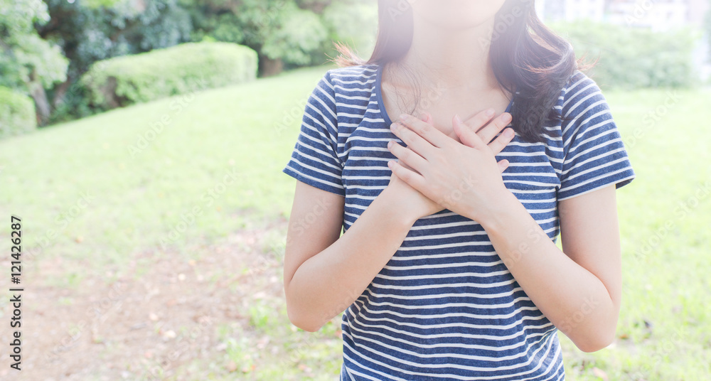 胸を押さえる女性 Stock 写真 | Adobe Stock