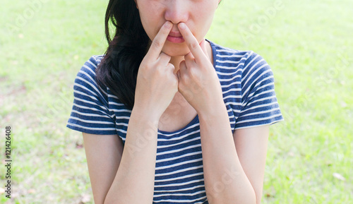 鼻に指を入れる女性 photo