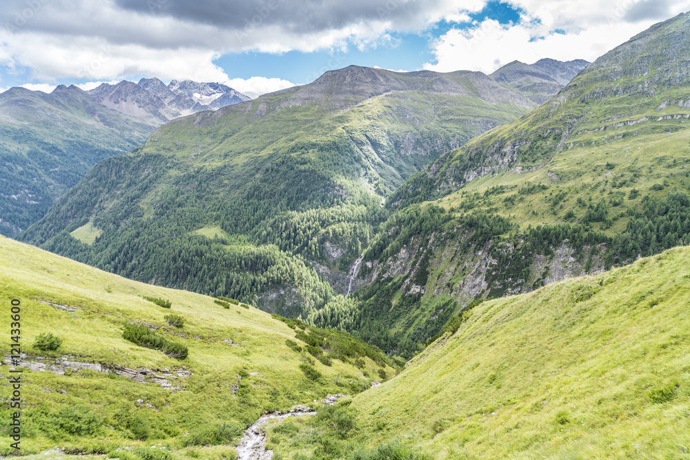 Alpenpanorama mit Sturzbach in Österreich Kärnten