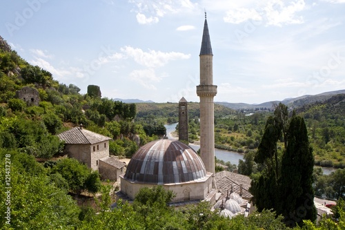Вид на мечеть и реку Неретва из крепости Почитель, Босния и Герцеговина
