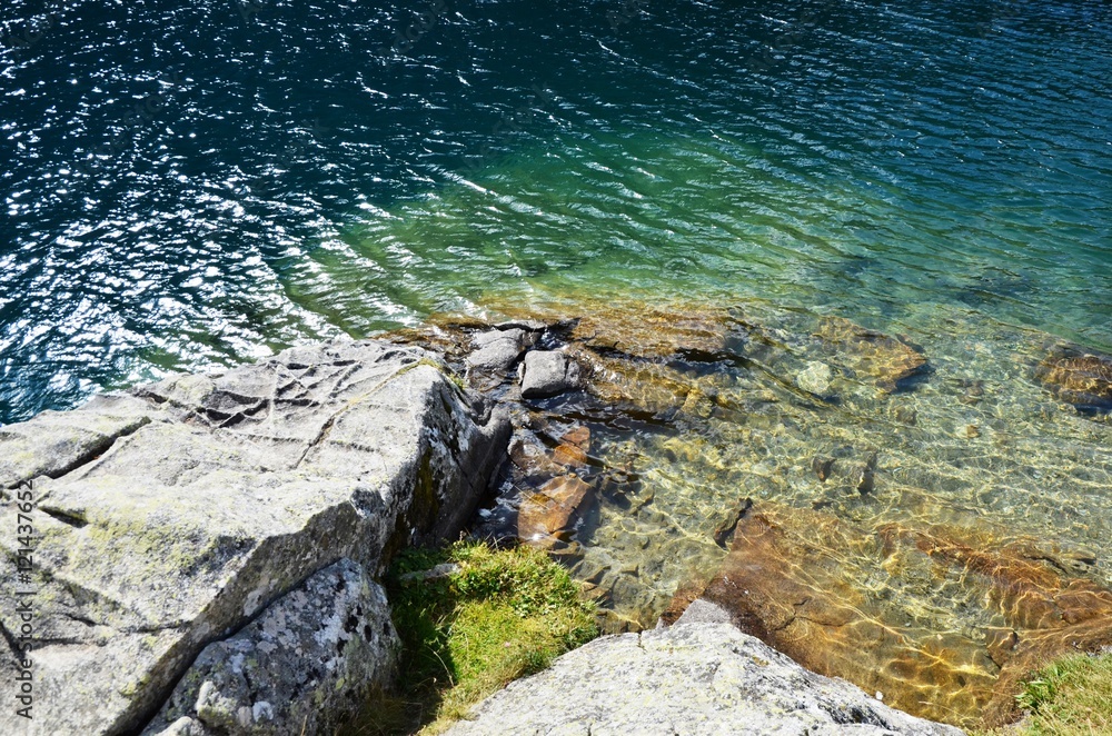 Lac translucide de gaubé, roches striées au Pont d'Espagne Pyrénées 