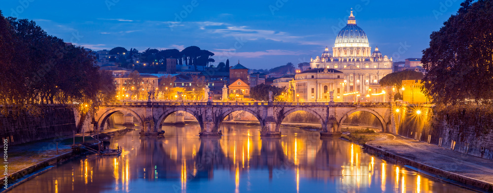 Naklejka premium Watykan, Rzym, Włochy, Piękny obraz tętniącej życiem nocy Panorama Bazyliki Świętego Piotra, Ponte Sant Angelo i Tybru o zmierzchu w lecie. Odbicie papieskiej bazyliki św. Piotra