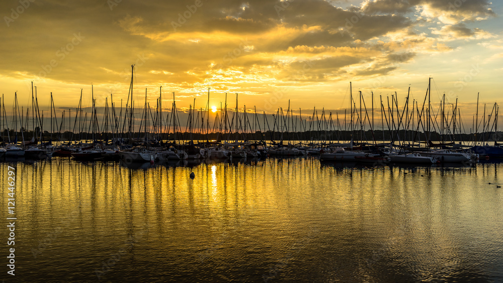 Wunderschöner Sonnenuntergang an einem Hafen