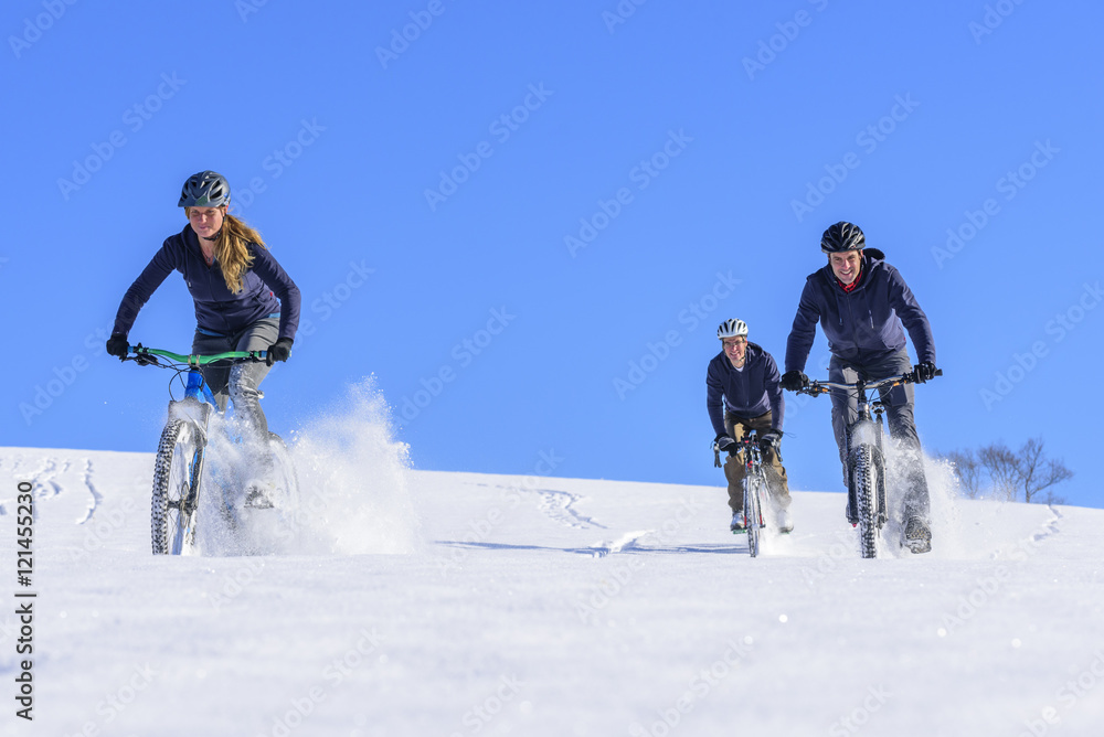 Fototapeta premium MTB-Downhill über einen verschneiten Hang