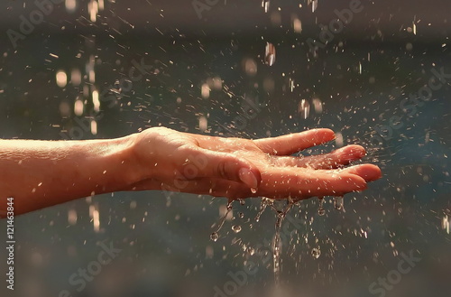 Wassertropfen auf die Hand die Kraft des Lebens