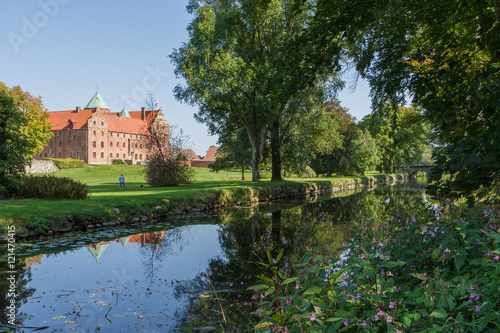 Medeltida slott med vallgrav