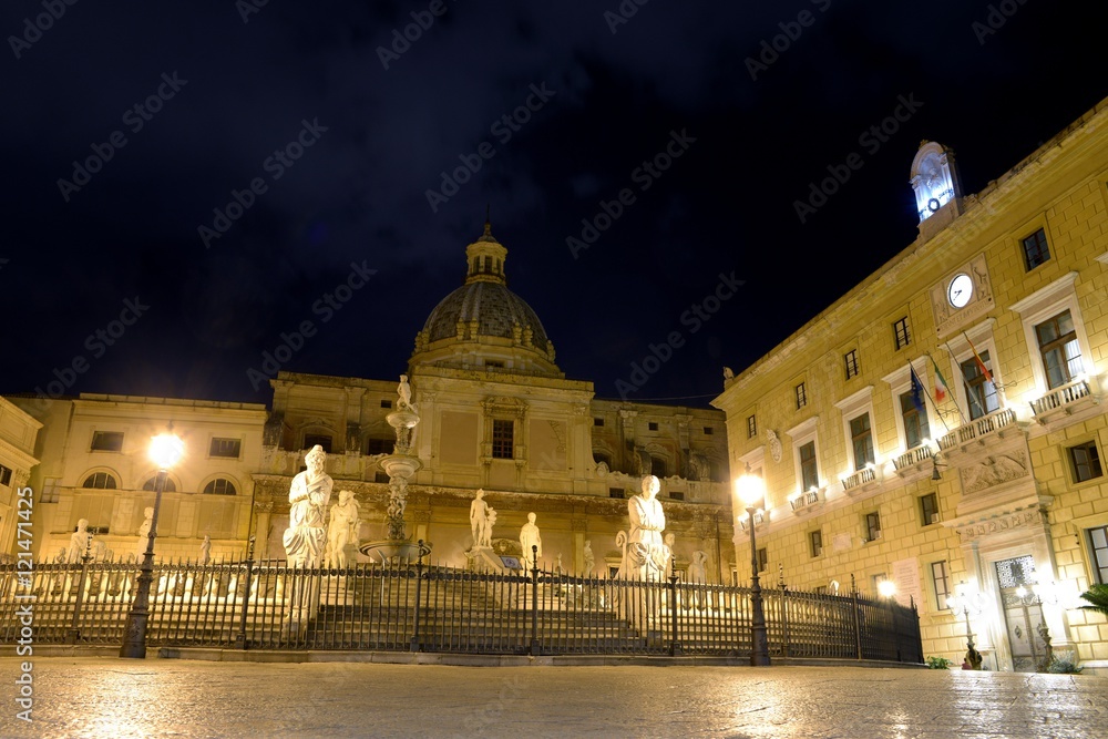 Obraz premium La fontaine Pretoria de Palerme la nuit