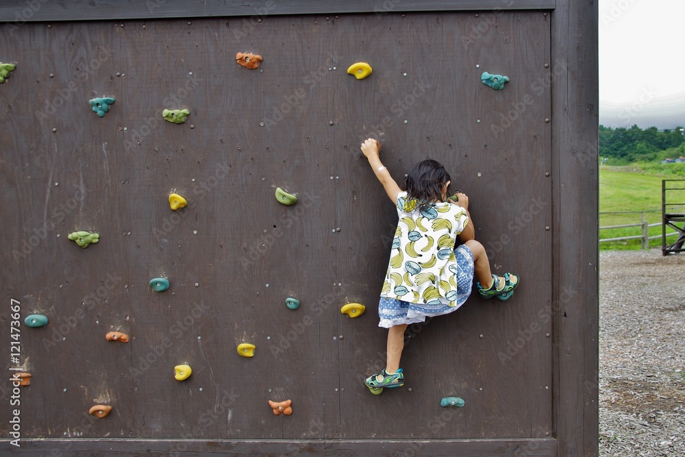 公園のボルダリングの遊具で遊ぶ少女 Stock 写真 Adobe Stock 公園のボルダリングの遊具で遊ぶ少女 Stock 写真 Adobe Stock