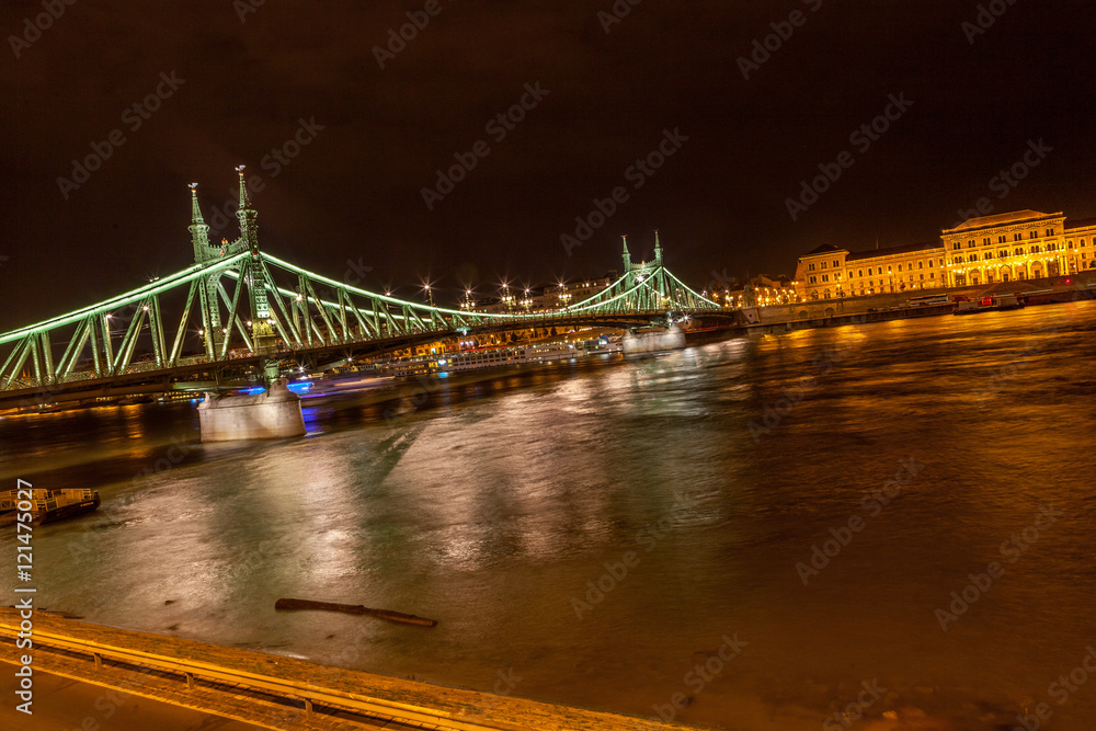 Obraz premium Pont sur le Danube, Budapest