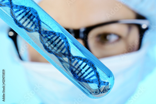 Arzt, Wissenschaftler oder Forscher für Gentechnik oder Genetik hält Reagenzglas mit DNA Doppelhelix photo