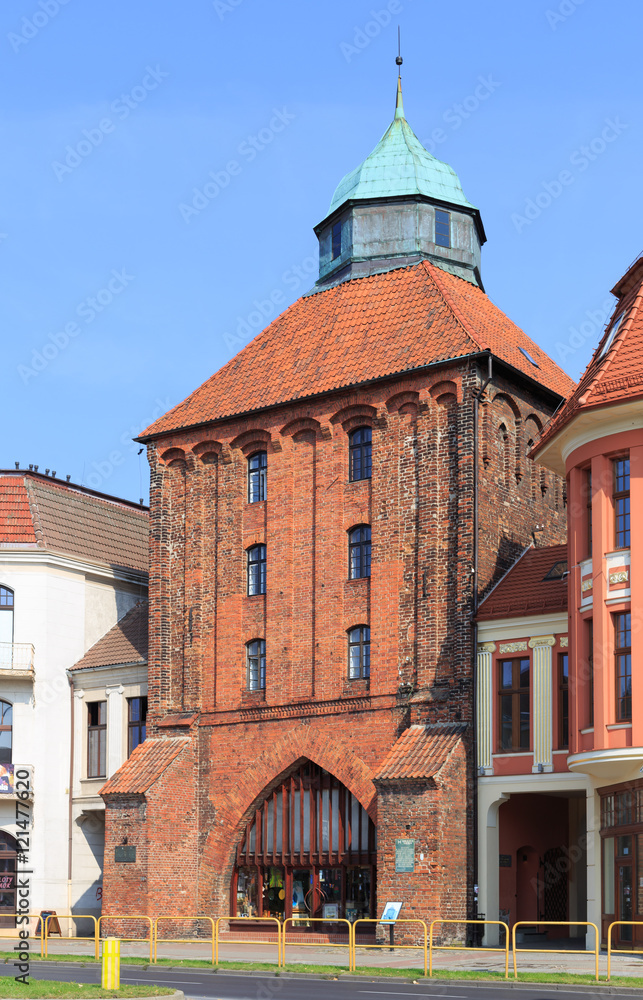 Fototapeta premium Nowa brama w Słupsku - kiedyś była częścią murów miejskich murów miejskich, razem z innymi bramami. W XV wieku była wybudowana jako ostatnia, stąd dla współczesnych była Bramą Nową