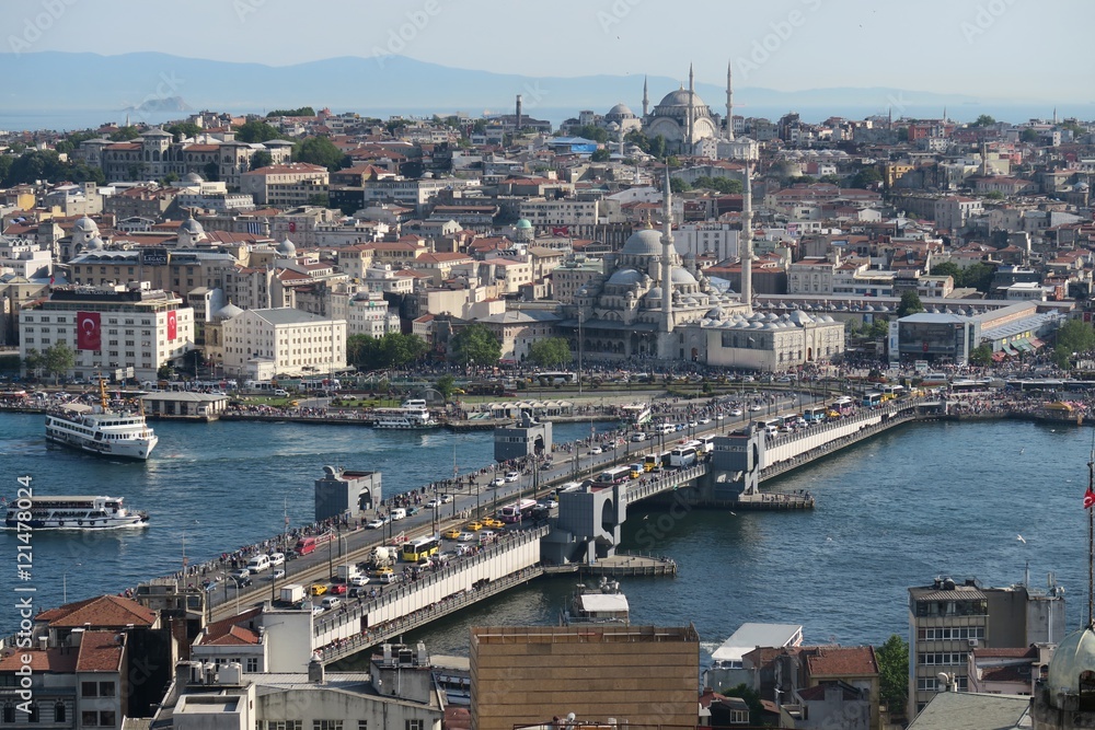 Obraz premium Galata Bridge and the Golden Horn in Istanbul (Turkey)