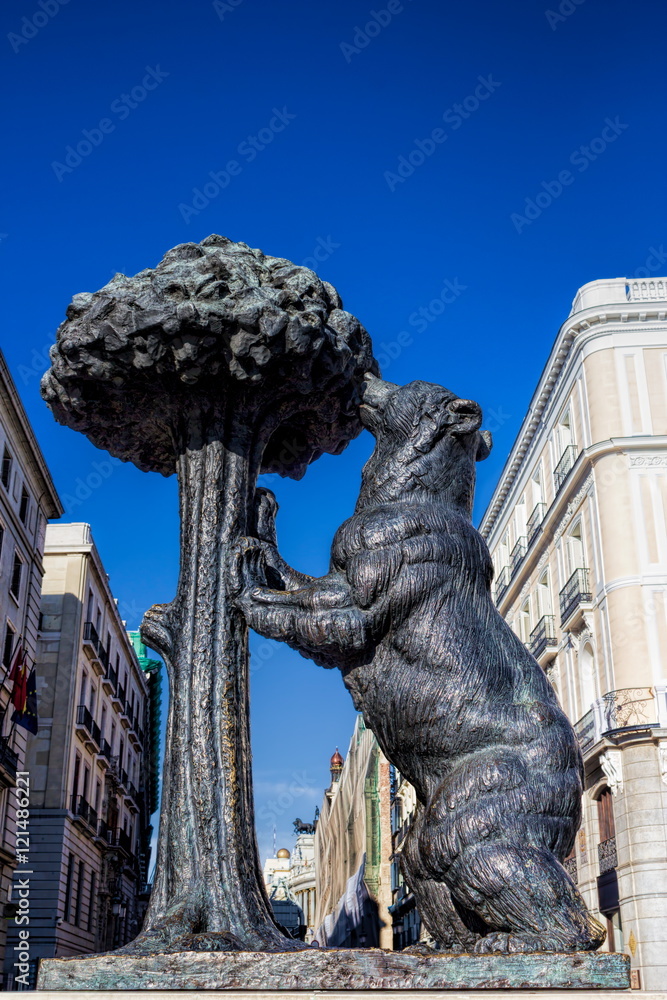 Fototapeta premium Wahrzeichen Madrid - Bär am Erdbeerbaum