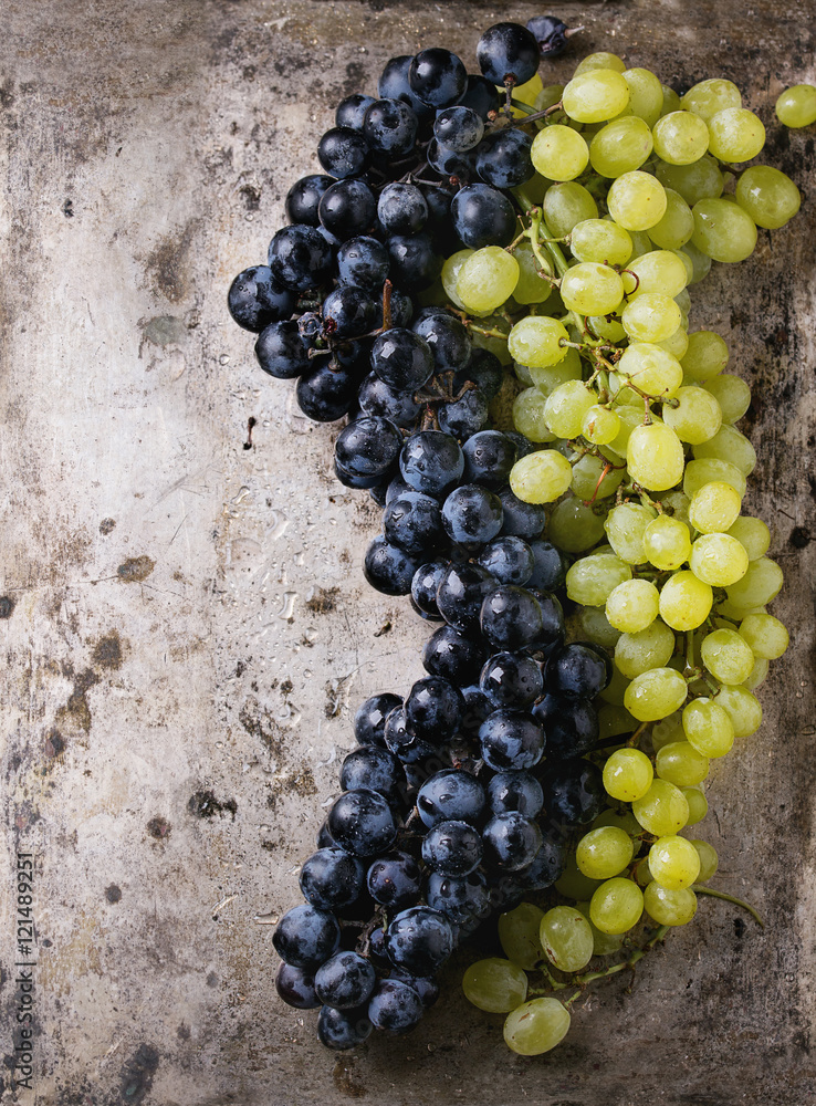 Bunches of red and white grapes Bunches of red and white grapes