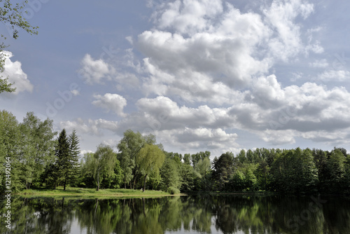 See im Sommer mit Wolken