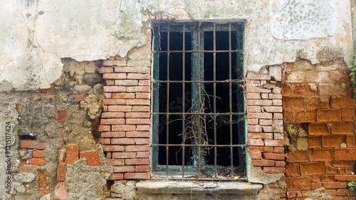 do not go into the house because it is the property of ghosts