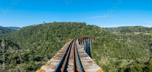 Ponte sobre trilhos photo