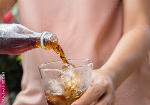 Quadro su tela glass of cola with ice cubes.