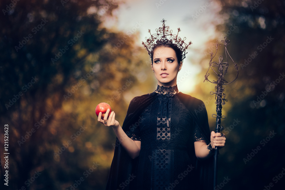 Obraz premium Evil Queen with Poisoned Apple in Fantasy Portrait