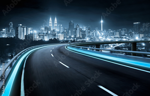 Photo Highway overpass motion blur with city background . night scene .