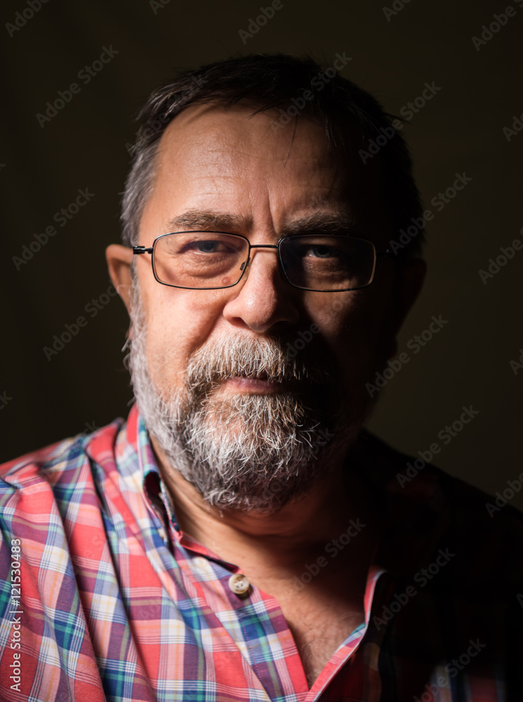 Obraz premium Beard elderly man in glasses