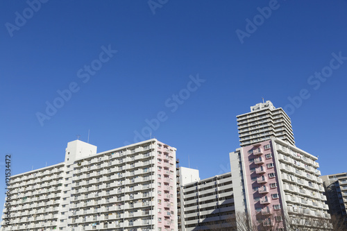 団地とマンション 東京都心の住居イメージ 青空 コピースペース