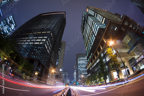 東京都市風景　大手町　丸の内　夜景　ビルの先端が入る超広角魚眼撮影　永代通り　光跡 photo