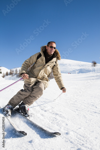 homme souriant qui fait du ski