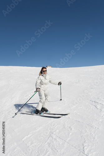 femme souriant qui fait du ski