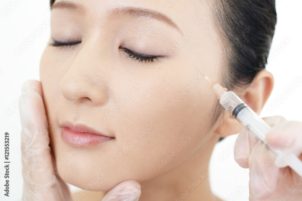 美容注射を受ける女性