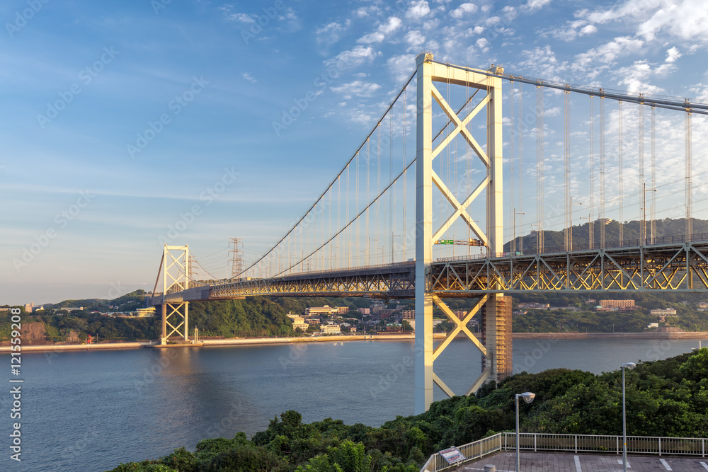 Fototapeta premium 早朝の関門橋