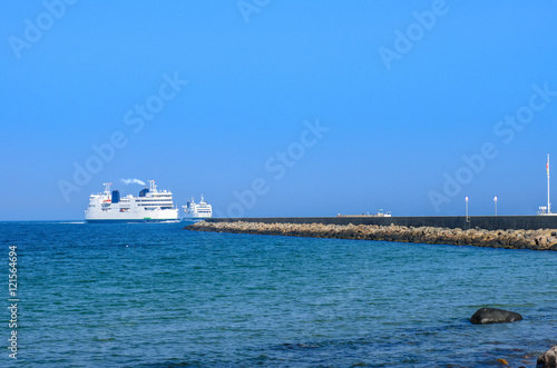 Obraz na płótnie fehmarn, puttgarden arriving and departing ferries w salonie