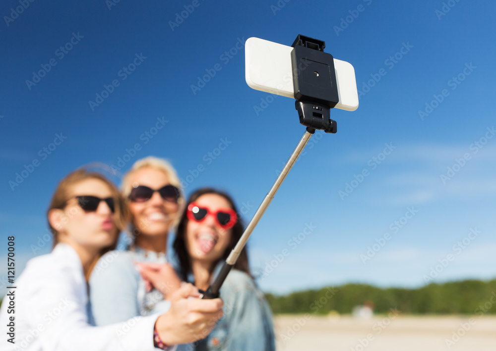© Syda Productions - women with selfie stick and smartphone on beach © Syda Productions - women with selfie stick and smartphone on beach