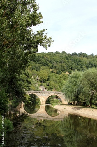 Le vieux pont de pierre à Belcastel,village classé de l'Aveyron,sur la rivière Aveyron