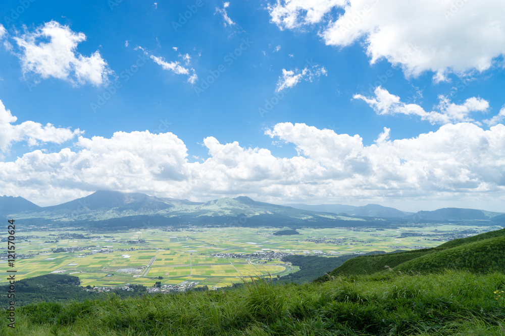 阿蘇大観峰茶店から望む阿蘇市と阿蘇山 2