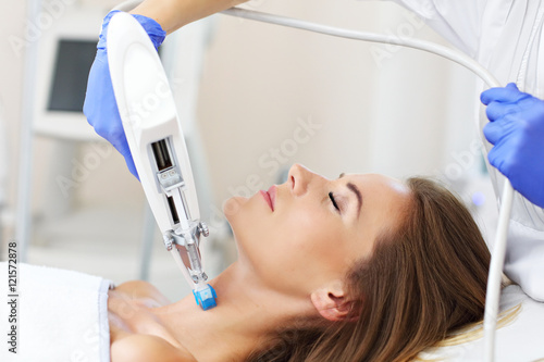 Fotografie Woman having neck mesotherapy in beauty salon