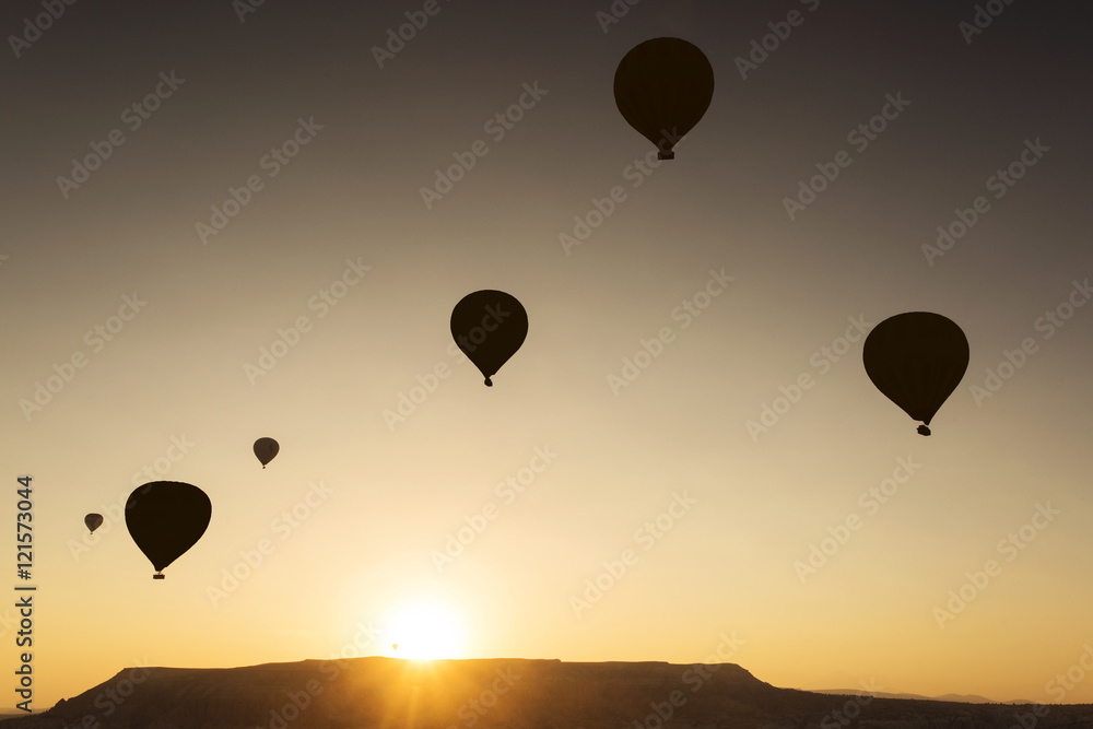 Fototapeta premium Sylwetki balonu nad wschodem słońca w Kapadocji, Turkye