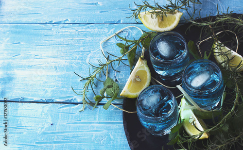 Bild auf Leinwand Blue curacao liqueur or sambuca with lemon