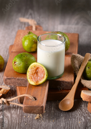 Wallpaper Mural bicchiere di latte, fichi e pane Torontodigital.ca