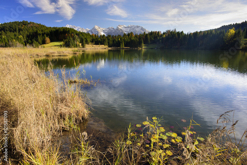 Fototapeta Naklejka Na Ścianę i Meble -  Panorama Landschaft in Bayern am See vor dem Karwendelgebirge
