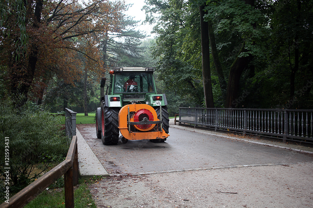 großer Laubbläser am Trecker Stock Photo Adobe Stock