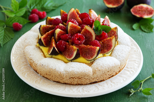 Almond meringue cake with figs and raspberries.