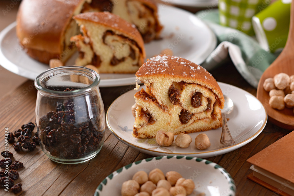 torta ripiena di uva sultanina e nocciole fatta in casa torta ripiena di uva sultanina e nocciole fatta in casa