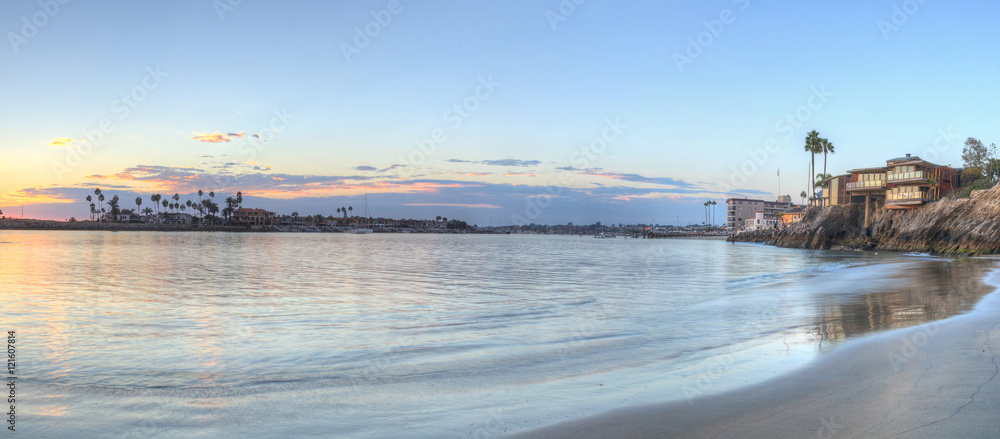 Obraz premium Sunset over the harbor in Corona del Mar, California at the beach in the United States