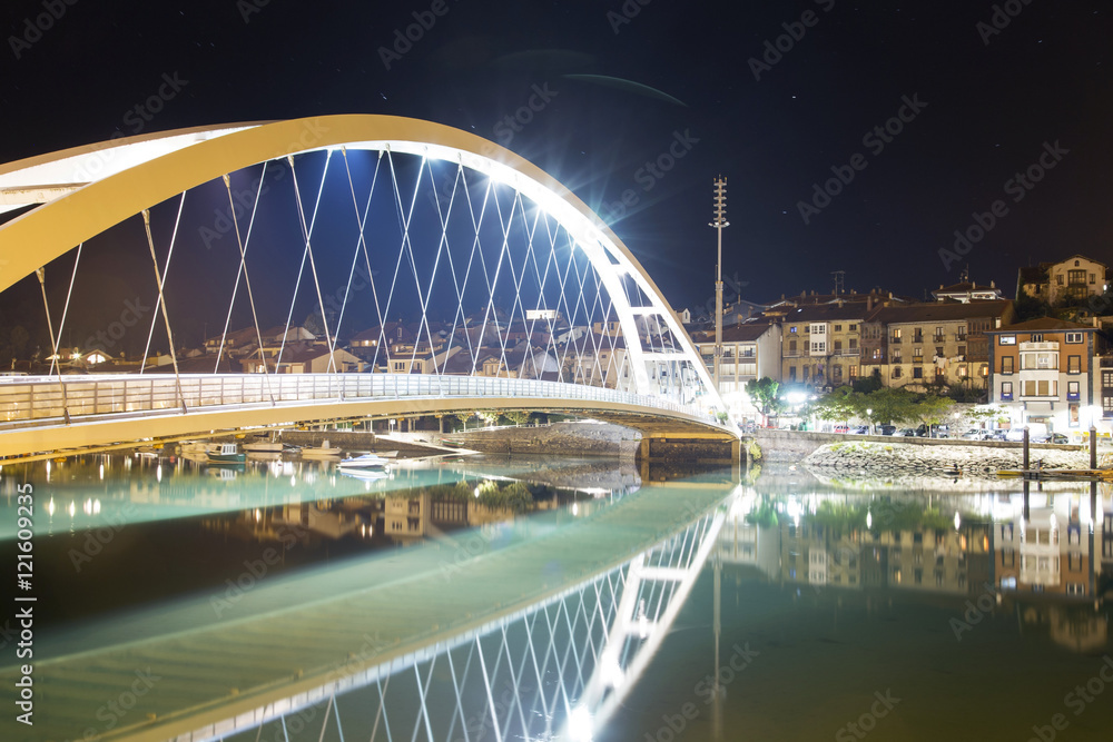 Obraz premium The bridge and the river of Plentzia town at night. Plentzia, Basque Country, Spain. Long exposure shot.