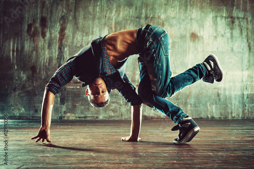 Fototapeta Naklejka Na Ścianę i Meble -  Young man break dancing