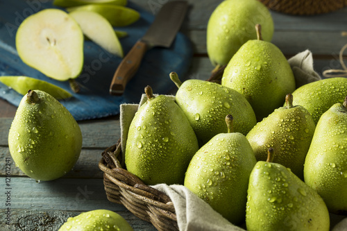 Photos Raw Green Organic Danjou Pears