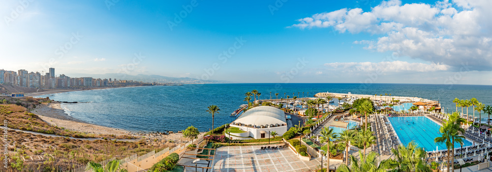 Obraz premium Krajobraz Wybrzeża Bejrutu w hotelu Resort w Raouche, Bejrut, Liban.