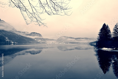 Obraz śnieżna zima, krajobraz na jeziorze Bohinj, Słowenia, obraz filtrowany w stylu retro, vintage